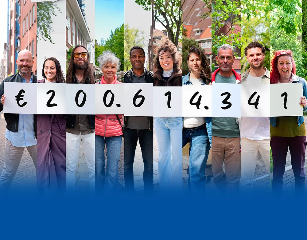 Groep mensen die borden vasthouden met het bedrag € 200.614.341.