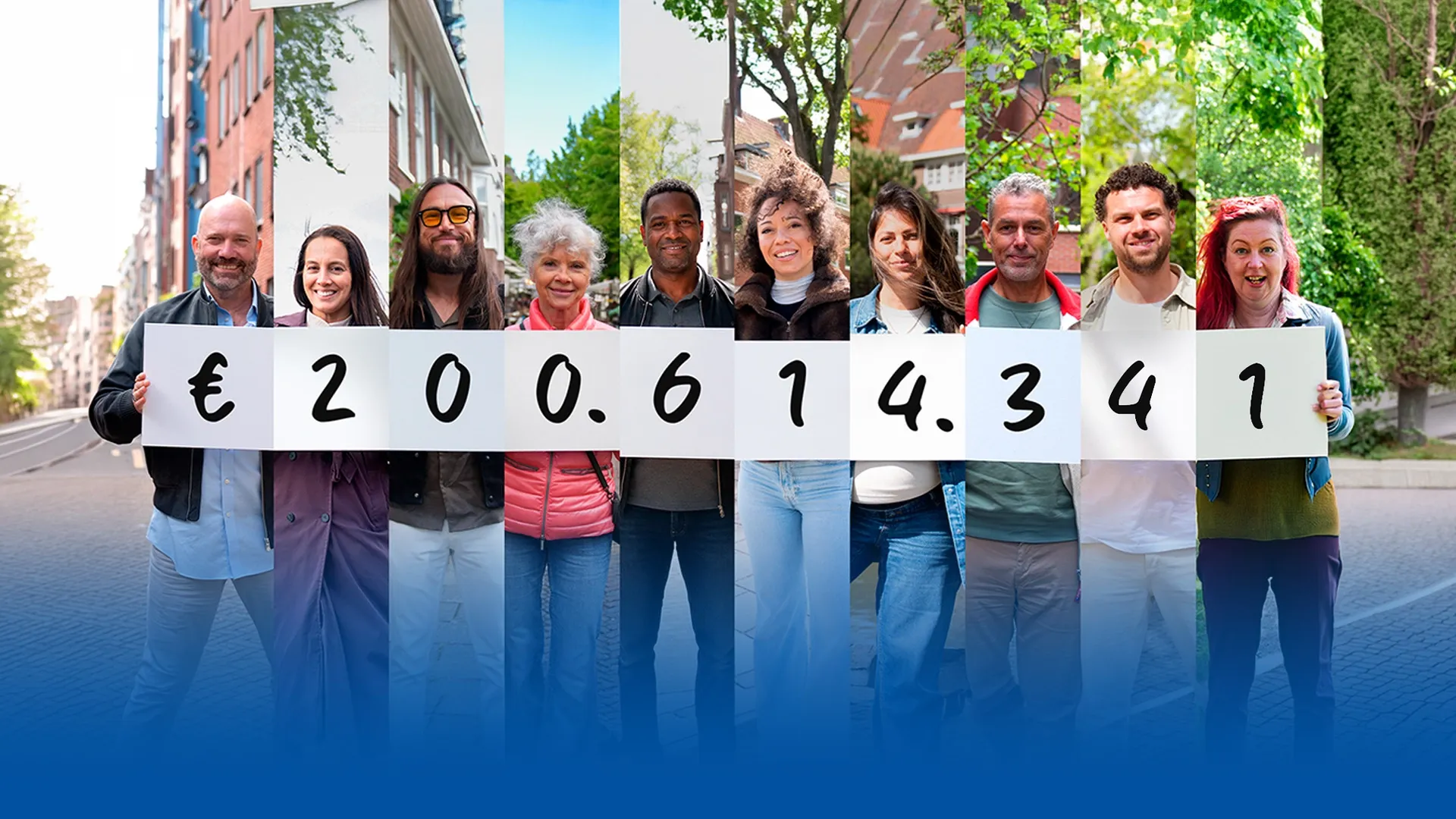 Een groep mensen houdt borden vast met de tekst '€ 200.614.341' in de buitenlucht.